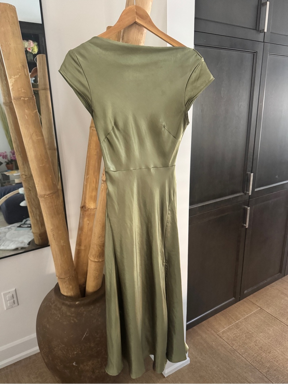 GET IN FORMATION SATIN MIDI DRESS OLIVE - Picture 4 of 7